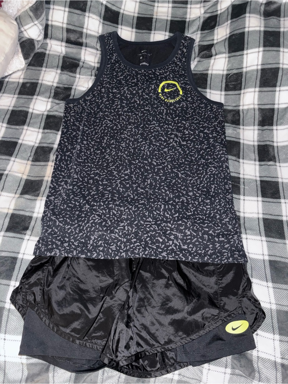 The NikeTEE. SZ. med. dry-fit tanktop And shorts with matching lime green logo